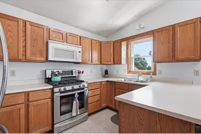 699 Robin Drive, Sun Prairie, WI 53590 - Photo 5