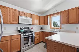 699 Robin Dr, Sun Prairie, WI 53590 - Photo 5
