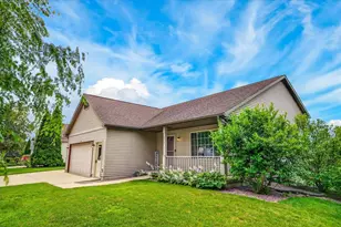 912 Vista Ridge Dr, Mount Horeb, WI 53572 - Photo 3