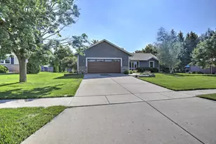 558 Spencer Dr, Janesville, WI 53536 - Photo 1