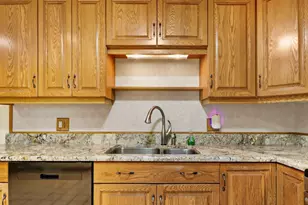 1521 Mayfield Ln, Madison, WI 53704 - Photo 7
