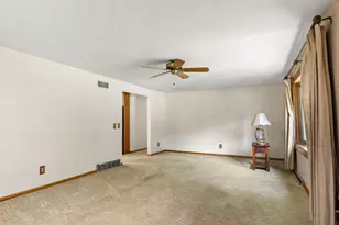 1521 Mayfield Ln, Madison, WI 53704 - Photo 11
