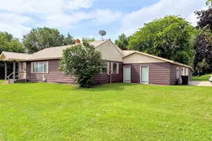 1733 S Marquette Rd, Prairie Du Chien, WI 53821 - Photo 5
