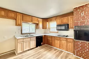 922 Farwell St, Beloit, WI 53511 - Photo 3