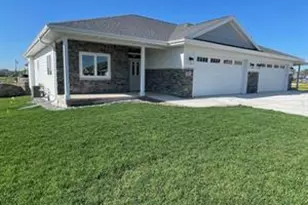 825-827 Vineyard Ct, Cambridge, WI 53523 - Photo 1
