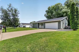 535 Greenview Dr, Janesville, WI 53536 - Photo 3