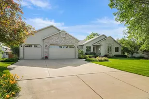933 Chalfont Dr, Sun Prairie, WI 53590 - Photo 3
