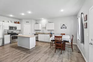 801 Margarets Wy, Belleville, WI 53508 - Photo 7