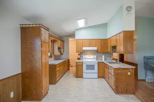 506 N Brooklyn Ave, Elroy, WI 53929 - Photo 5