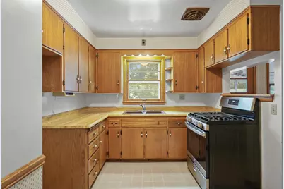 9 Fremont Circle, Madison, WI 53704 - Photo 7