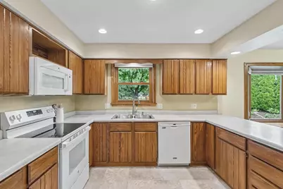 978 Nantucket Drive, Janesville, WI 53546 - Photo 9