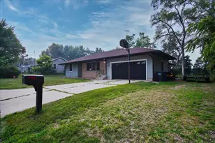 214 Breezy Point Dr, Pardeeville, WI 53954 - Photo 3