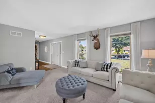 8819 W Whispering Oaks Ct, Franklin, WI 53132 - Photo 7