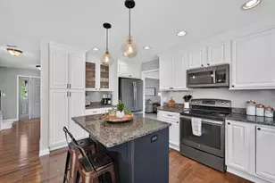 8819 W Whispering Oaks Ct, Franklin, WI 53132 - Photo 13