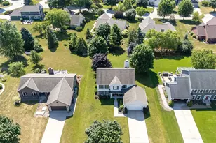 8819 W Whispering Oaks Ct, Franklin, WI 53132 - Photo 3