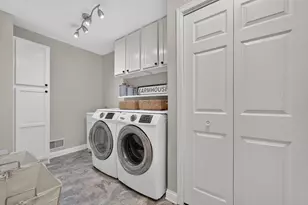 8819 W Whispering Oaks Ct, Franklin, WI 53132 - Photo 23