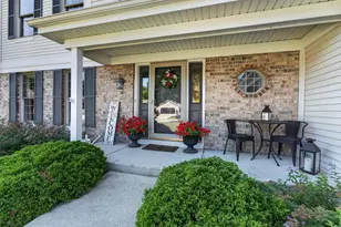 8819 W Whispering Oaks Ct, Franklin, WI 53132 - Photo 5
