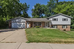 784 N Musket Ridge Dr, Sun Prairie, WI 53590 - Photo 1