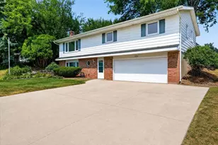 924 Buena Vista Dr, Sun Prairie, WI 53590 - Photo 1