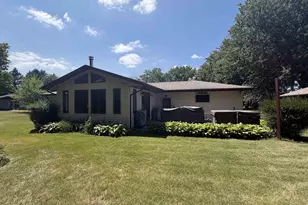 2451 S Country Ln, Beloit, WI 53511 - Photo 33