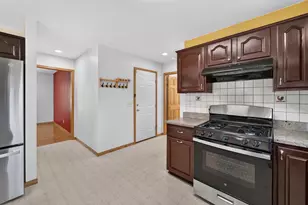 914 Eagle Crest Dr, Madison, WI 53704 - Photo 9