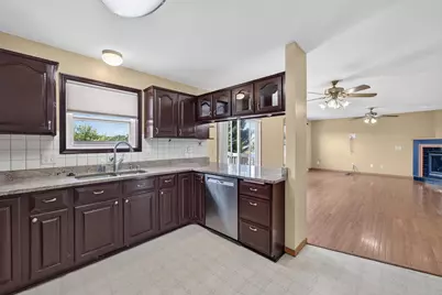 914 Eagle Crest Drive, Madison, WI 53704 - Photo 7