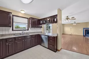 914 Eagle Crest Dr, Madison, WI 53704 - Photo 7