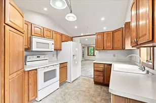 615 Kensington Square, Stoughton, WI 53589 - Photo 11