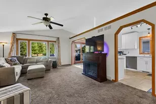 829 Edgemore Dr, Sun Prairie, WI 53590 - Photo 7