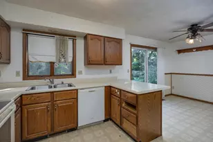 2517 Crest Line Dr, Madison, WI 53704 - Photo 9