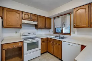 2517 Crest Line Dr, Madison, WI 53704 - Photo 5