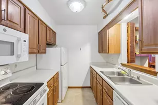 6733 Park Edge Dr, Madison, WI 53719 - Photo 9