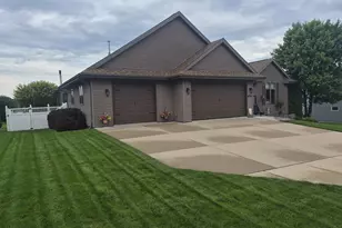 3774 Red Stone Dr, Janesville, WI 53548 - Photo 3