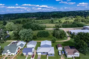 1016 Academy St, Elroy, WI 53929 - Photo 9
