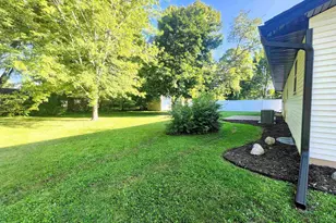 430 Woodview Dr, Sun Prairie, WI 53590 - Photo 3