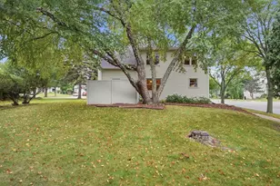 2 Cottonwood Cir, Madison, WI 53704 - Photo 7