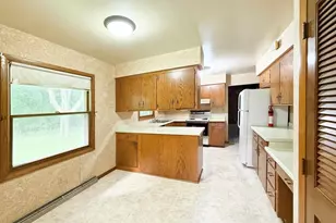 N93W25235 Crestwood Dr, Sussex, WI 53089 - Photo 7