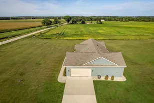 4401 W Spring Creek Rd, Beloit, WI 53511 - Photo 5