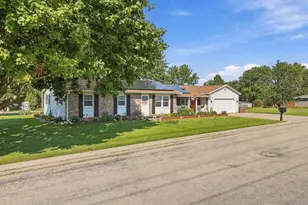 307 Locust St, Lena, IL 61048 - Photo 3