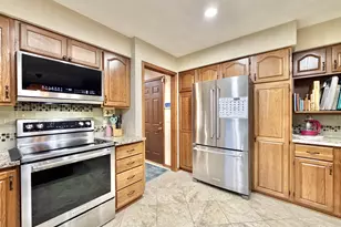 711 E Azalea Terrace, Beloit, WI 53511 - Photo 7