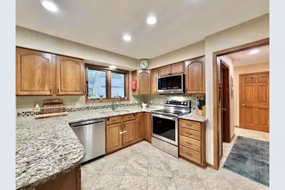 711 E Azalea Terrace, Beloit, WI 53511 - Photo 5