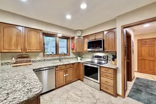 711 E Azalea Terrace, Beloit, WI 53511 - Photo 5