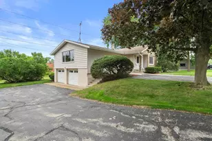 2305 Patricia Ln, Waukesha, WI 53188 - Photo 5