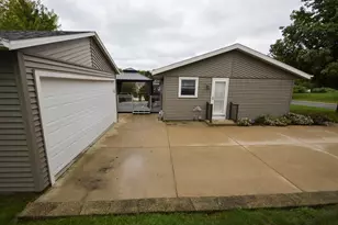 465 Raintree Dr, Fort Atkinson, WI 53538 - Photo 5