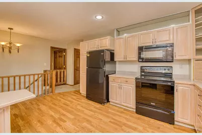 913 Arrowhead Drive, East Dubuque, IL 61025 - Photo 11