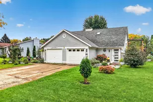 1727 Delaware Dr, Sun Prairie, WI 53590 - Photo 3