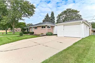 N89W15378 Cleveland Ave, Menomonee Falls, WI 53051 - Photo 1