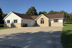 1204 Navaho Ct, Fort Atkinson, WI 53538 - Photo 1
