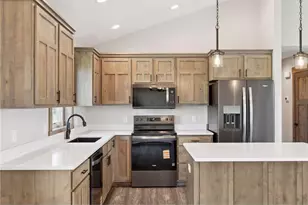 521 Summit Cir, Baldwin, WI 54002 - Photo 5