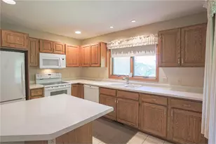 1825 Golf View Dr, River Falls, WI 54022 - Photo 7